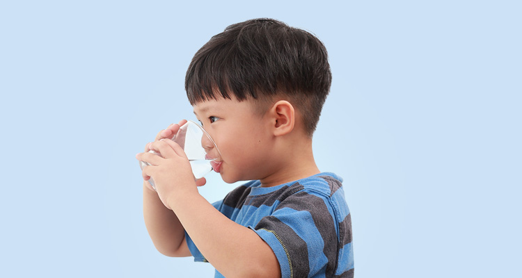 7 Cara Anak Mau Minum Air Putih
